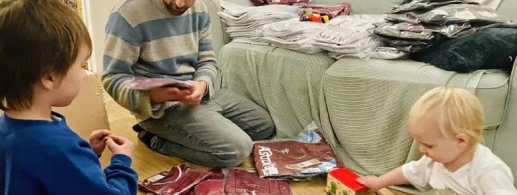 Britisches Ehepaar verschenkt Fußballtrikots zu Weihnachten