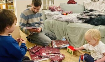 Britisches Ehepaar verschenkt Fußballtrikots zu Weihnachten