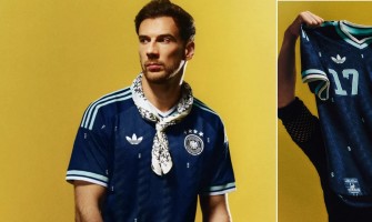 Das tiefblaue Design ist eine Hommage an das klassische deutsche Trainingstrikot