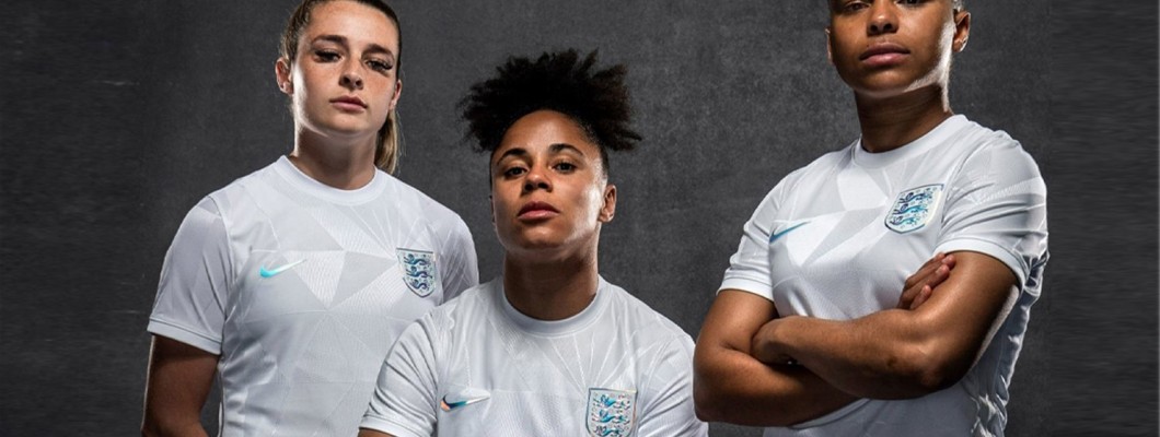Englands neues Frauen-Fußballtrikot wird von den Fans verurteilt