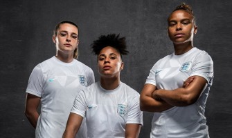 Englands neues Frauen-Fußballtrikot wird von den Fans verurteilt