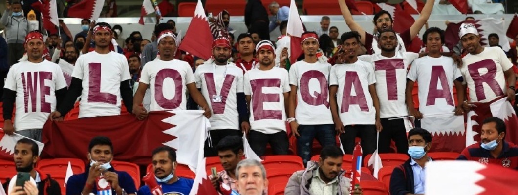 In Katar ist das Tragen von Eltern-Kind-Trikots großartig!