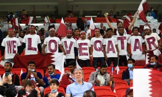 In Katar ist das Tragen von Eltern-Kind-Trikots großartig!